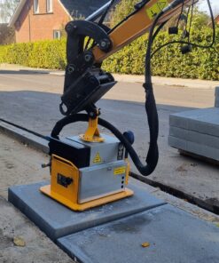Hydraulisk fliseløfter med vakuum til montering på en minigraver
